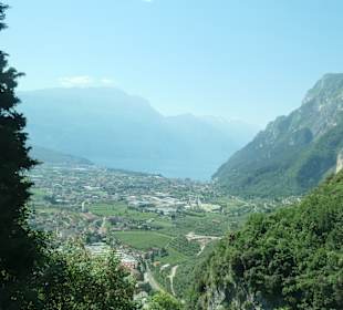 Blick bei Riva del Garda zum Gardasee