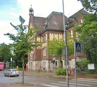 Bahnhofsgebäude / zur Bahnhofstraße hin