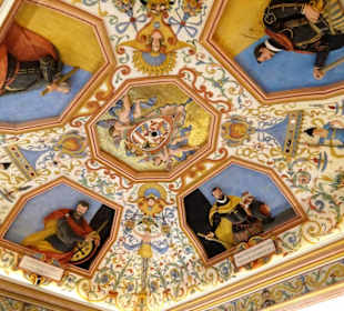 Blick an die Decke in den Prunkräumen des Museums