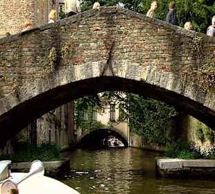 Widok z łódki opływającej miasto