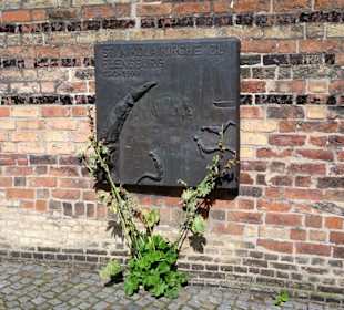 Erinnerungstafel am Kirchenschiff