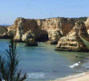 Praia de Marinha mit toller Küste und Strand