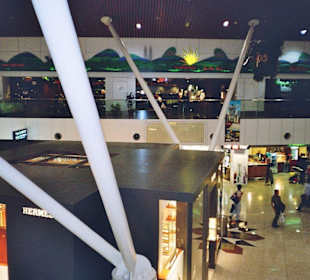 Auf der Galerie gibt es Restaurants und Lounges