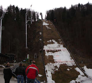Blick aus dem Stadion auf die Skiflugschanze Nr.2