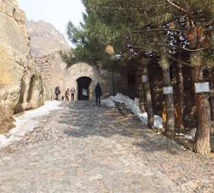 Droga prowadząca do głównej bramy.