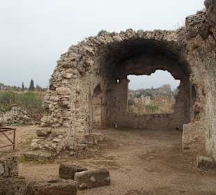 Direkt auf der anderen Straßenseite