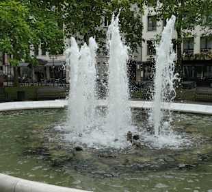 Beim Springbrunnen im Kaiser-Wilhelm-Ring Park