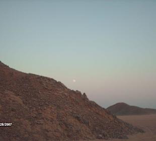 Pleine lune dans le désert