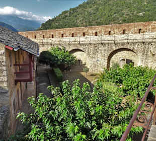 Im Innenhof des Fort Liberia