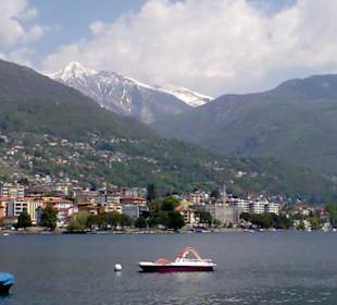 Locarno - Blick vom Yachthafen auf die Berge