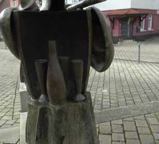 Brunnenplastik Traubenträger Linsenhofen