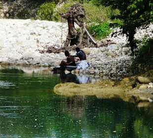 Dorfbewohner beim Wäsche reinigen