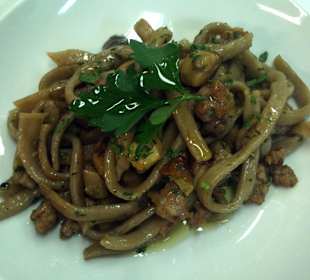 Pici fatti in casa con Morellino - Homemade pasta