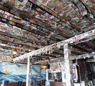 Bar na promenadzie "zdobiony" banknotami