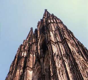 Der Kölner Dom bei blauem Himmel
