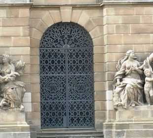 Steinfiguren am Haupteingang