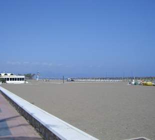 Blick auf den breiten Strand