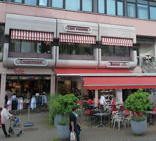 Blick auf die Terrasse vor dem Cafe