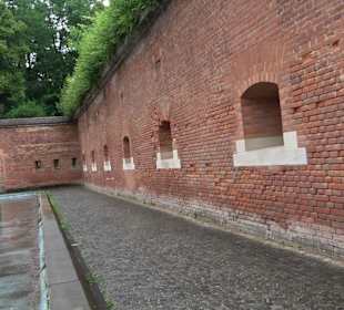 Wasserbecken mit Spritzkanonen Glacis Park