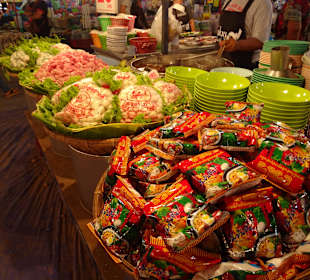 Auf dem Nachtmarkt von Kanchanaburi