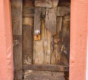 Historisches Zentrum, Kellerfenster: Mut zur Farbe