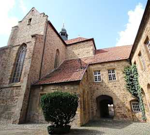 Einfahrt und Kirche St. Clemens