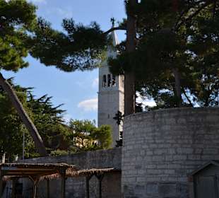Stadtmauer mit Kirchturm
