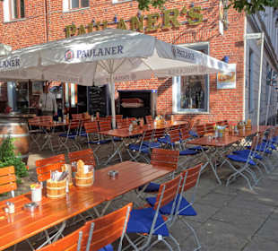 Sitzplätze auf der Terrasse des Paulaner's