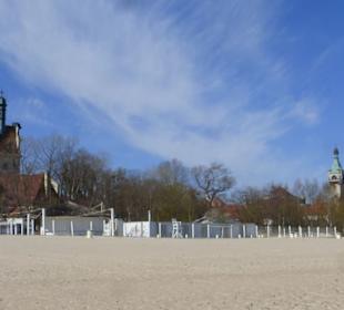 Blick vom Sandstrand zum Ort Sopot