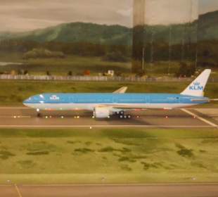 Am Flughafen, Die Niederländer heben ab