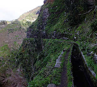 Schmaler Weg am Abgrund