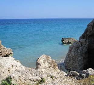Spaziergang am Felsenstrand in Rhodos!