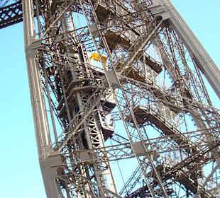 Aufzug am Eifelturm