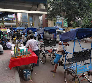 Warten auf Kunden die von der Metro kommen.