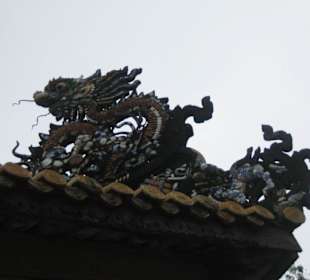 Die Verzierungen auf dem Dach eines Gebäudes.