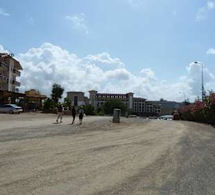 Die Straße zum Einkaufszentrum