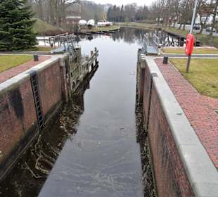 Einfahrt in den Kessel der Schleuse