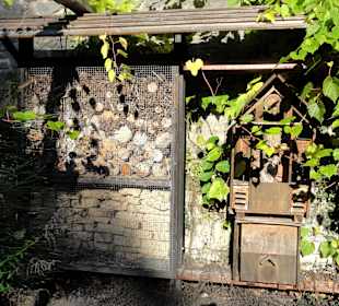 Insektenhotel im Freiland des Gartens