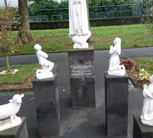 Kirchgarten mit Figuren.