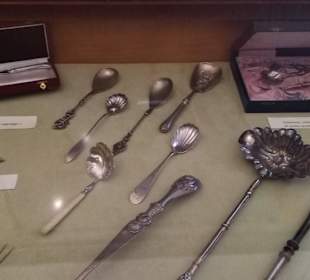 Schloßbesichtigung, Vitrinen