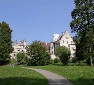 Weg zum Schloß vom Parkplatz aus