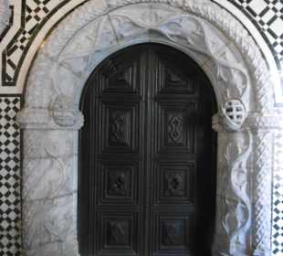 Fein geschnitzte Tür im Kreuzgang