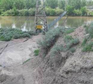 Hängebrücke über den Red Deer River