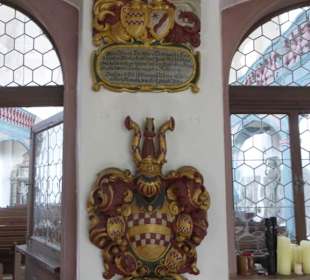 Martinskirche - Totenschilder im Herrschaftsstand