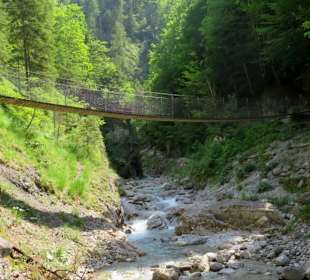 Hängebrücke über den Bach