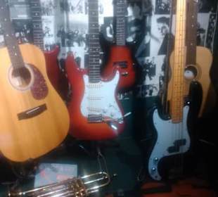 Viele benutzte Gitarren.