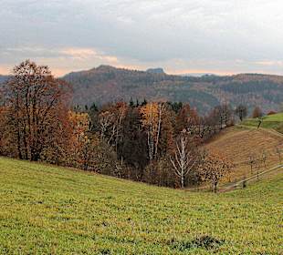 Von rechts kommt der Panoramaweg aus Richtung Mitt