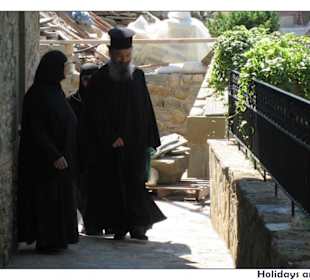 Mönche und Nonnen in einem Kloster in Meteora