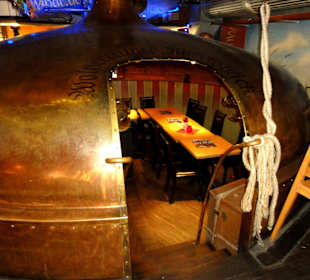 Sitzplätze in den Sudkesseln des Brauhauses