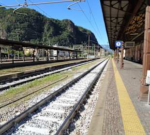 An den Gleisen des Bahnhofes Bozen
